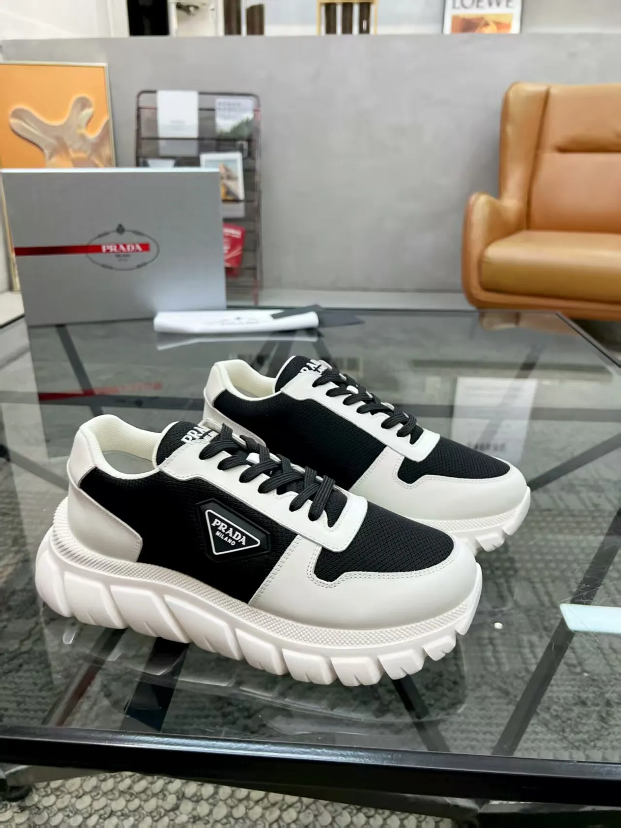 P440 Yuan 38-45 Prada Prada’s new men’s leather sneakers, the highest version on the market, any comparison is welcome🆚! The original leather has excellent texture and is super high-end! Fetal sheep net lining imported from Italy, removable pad! Luxurious materials and fine workmanship, highly recommended!